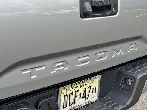Used 2018 Toyota Tacoma TRD Sport AWD/4WD image 29