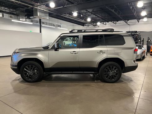 Used 2024 Lexus GX 550 w/ Accessory Package (31) image 6