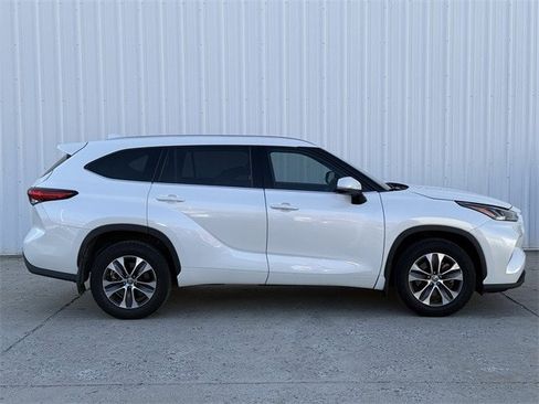 Used 2021 Toyota Highlander XLE image 3