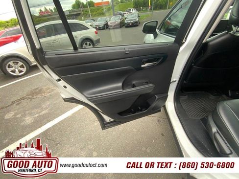 Used 2023 Toyota Highlander XLE AWD/4WD image 11
