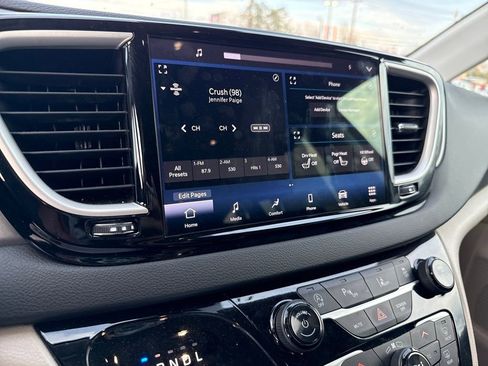 Used 2024 Chrysler Pacifica Touring-L image 43