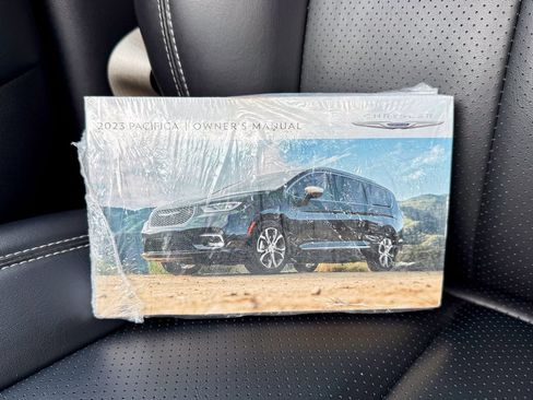 Used 2023 Chrysler Pacifica Touring-L FWD image 38