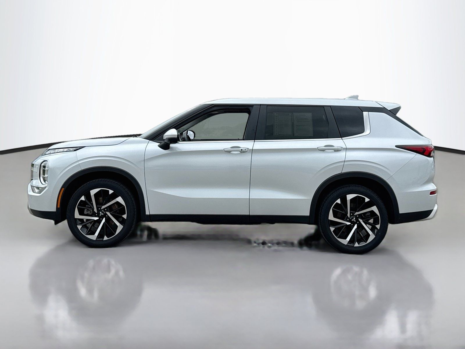 Used 2023 Mitsubishi Outlander SE AWD/4WD image 4