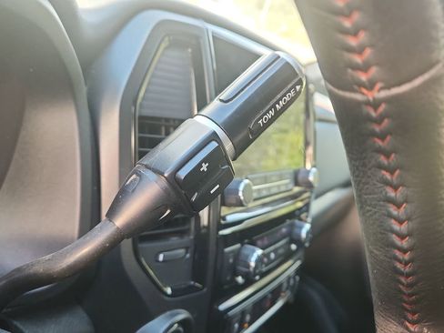 Used 2020 Nissan Titan PRO-4X w/ Pro-4x Convenience Package AWD/4WD image 23