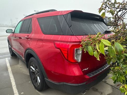 Used 2022 Ford Explorer XLT w/ Equipment Group 202A image 3