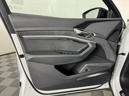 Used 2022 Audi e-tron S Prestige w/ Prestige Package AWD/4WD image 9