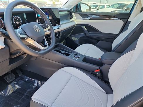 New 2025 Volkswagen Tiguan SE image 12