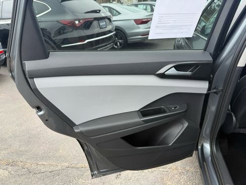 Certified 2022 Volkswagen Taos SE image 15