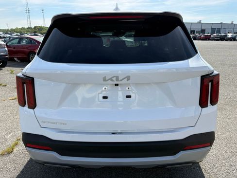 Used 2024 Kia Sorento LX image 4