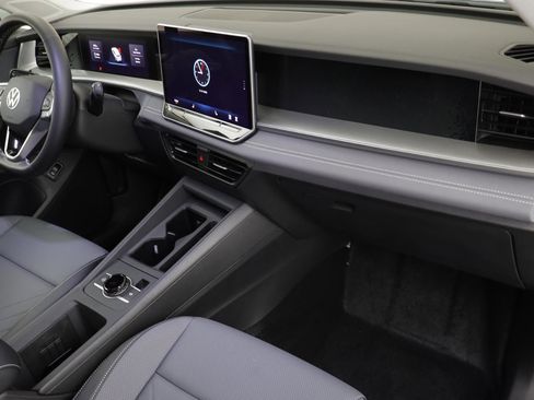 New 2026 Volkswagen Tiguan SE image 19