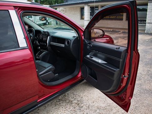Used 2014 Jeep Compass Latitude FWD image 36