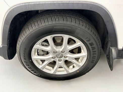 Used 2015 Jeep Cherokee Latitude w/ Comfort/Convenience Group AWD/4WD image 11