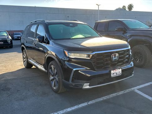 Used 2025 Honda Pilot Elite image 2