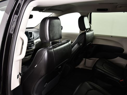 Used 2024 Chrysler Pacifica Touring-L FWD image 45