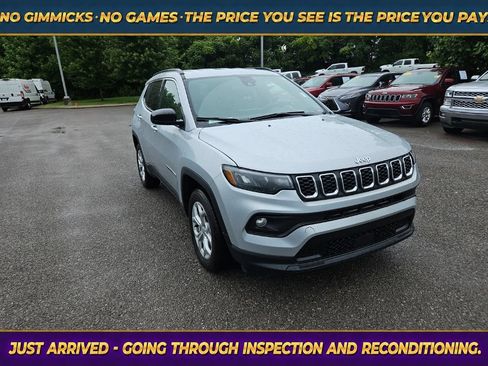 Used 2024 Jeep Compass Latitude AWD/4WD image 1