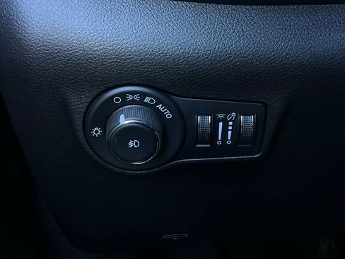 Used 2025 Jeep Compass Trailhawk image 22