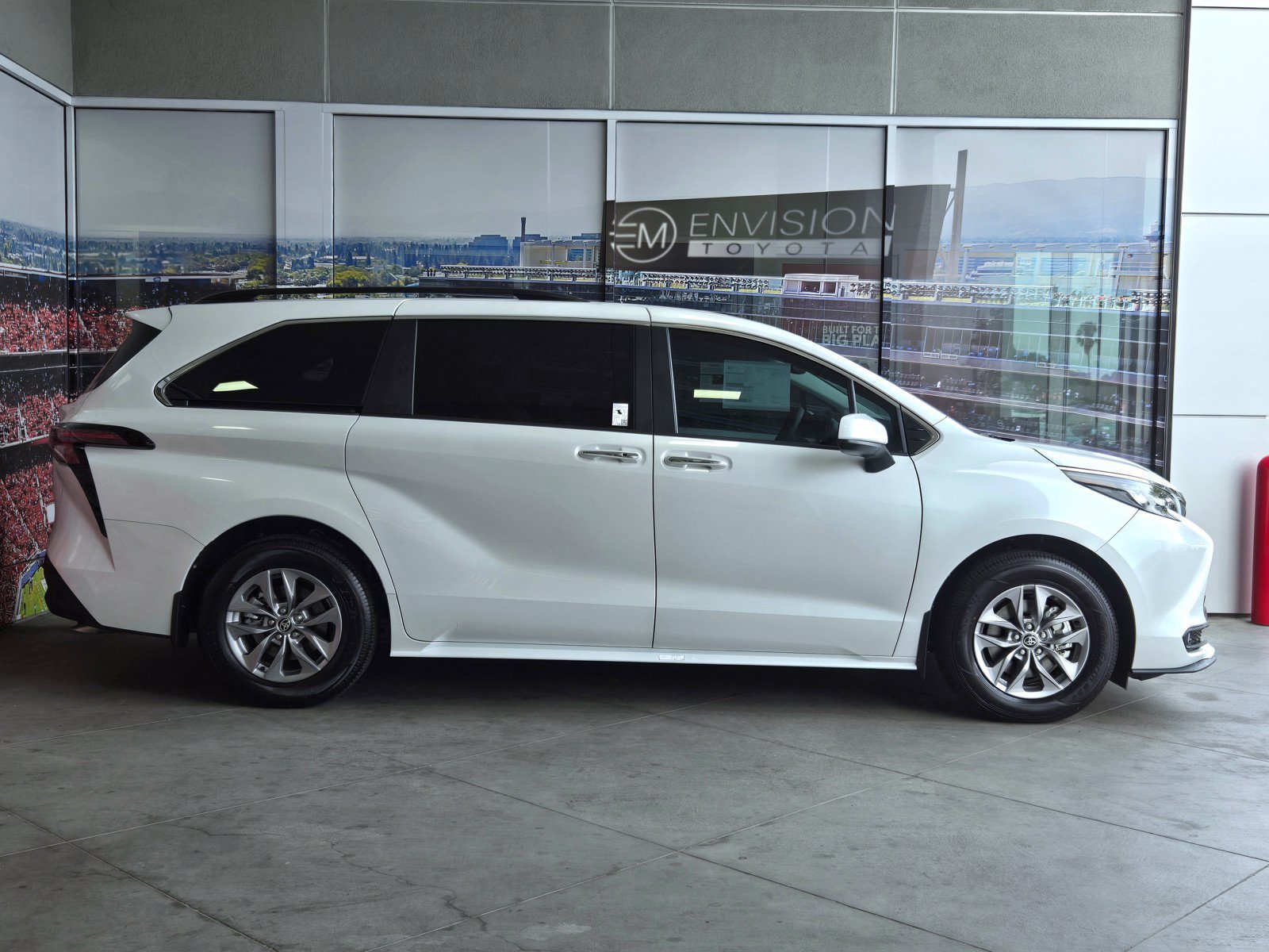 Certified 2026 Toyota Sienna XLE FWD image 4