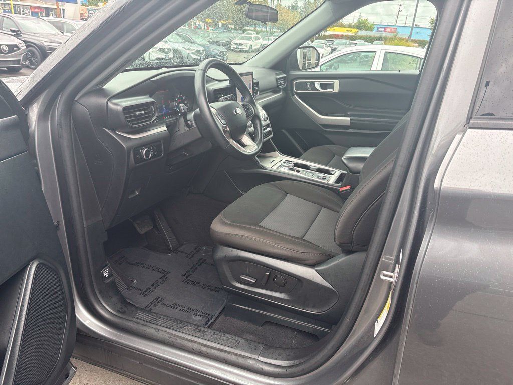 Used 2023 Ford Explorer XLT AWD/4WD image 13