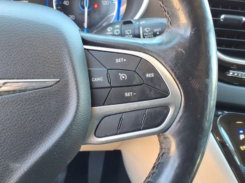 Used 2019 Chrysler Pacifica Touring-L image 20