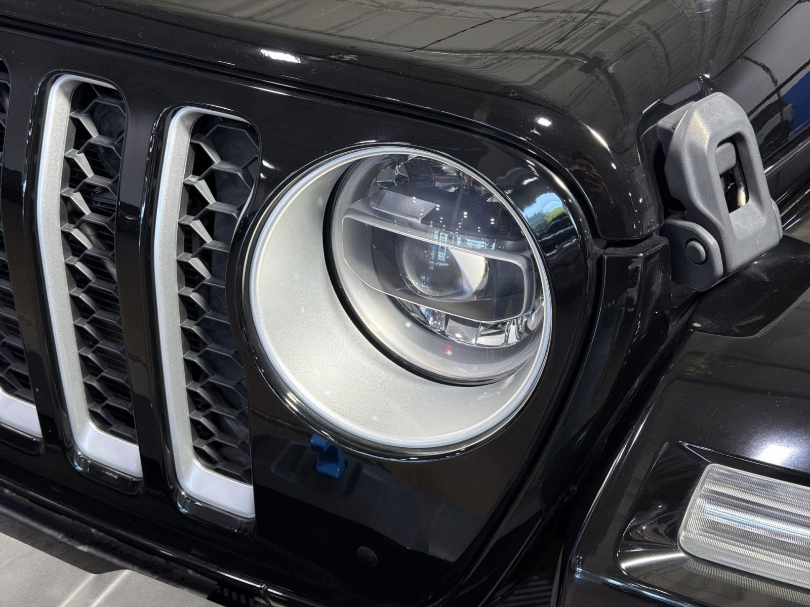 Used 2022 Jeep Wrangler Unlimited Sahara w/ Cold Weather Group AWD/4WD image 12