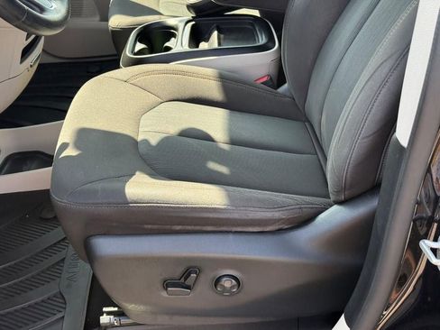 Used 2020 Chrysler Pacifica Touring FWD image 17