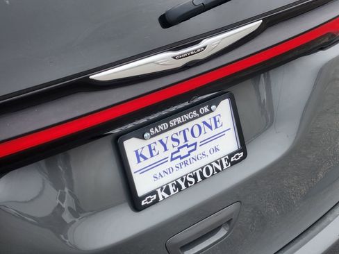 Used 2023 Chrysler Pacifica Touring-L image 11