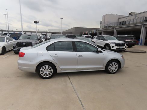 Used 2012 Volkswagen Jetta SE FWD image 9
