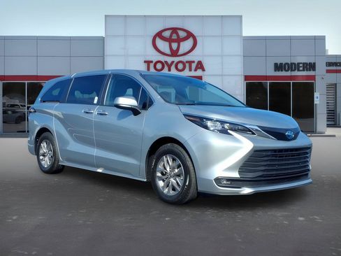 Used 2025 Toyota Sienna XLE FWD image 9
