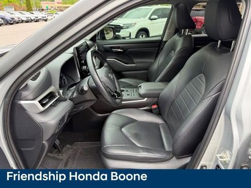 Used 2020 Toyota Highlander XLE AWD/4WD image 17