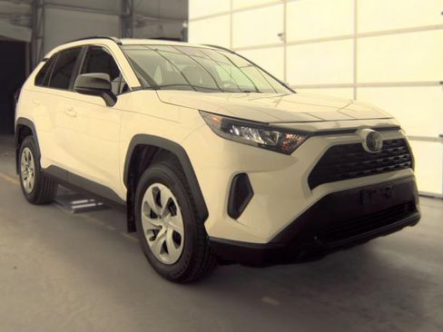 Used 2019 Toyota RAV4 LE AWD/4WD image 3
