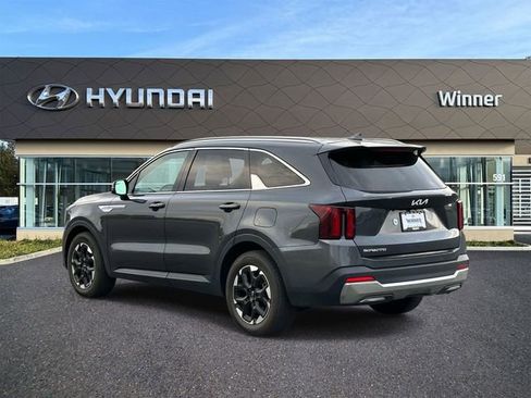 Used 2024 Kia Sorento S FWD image 3