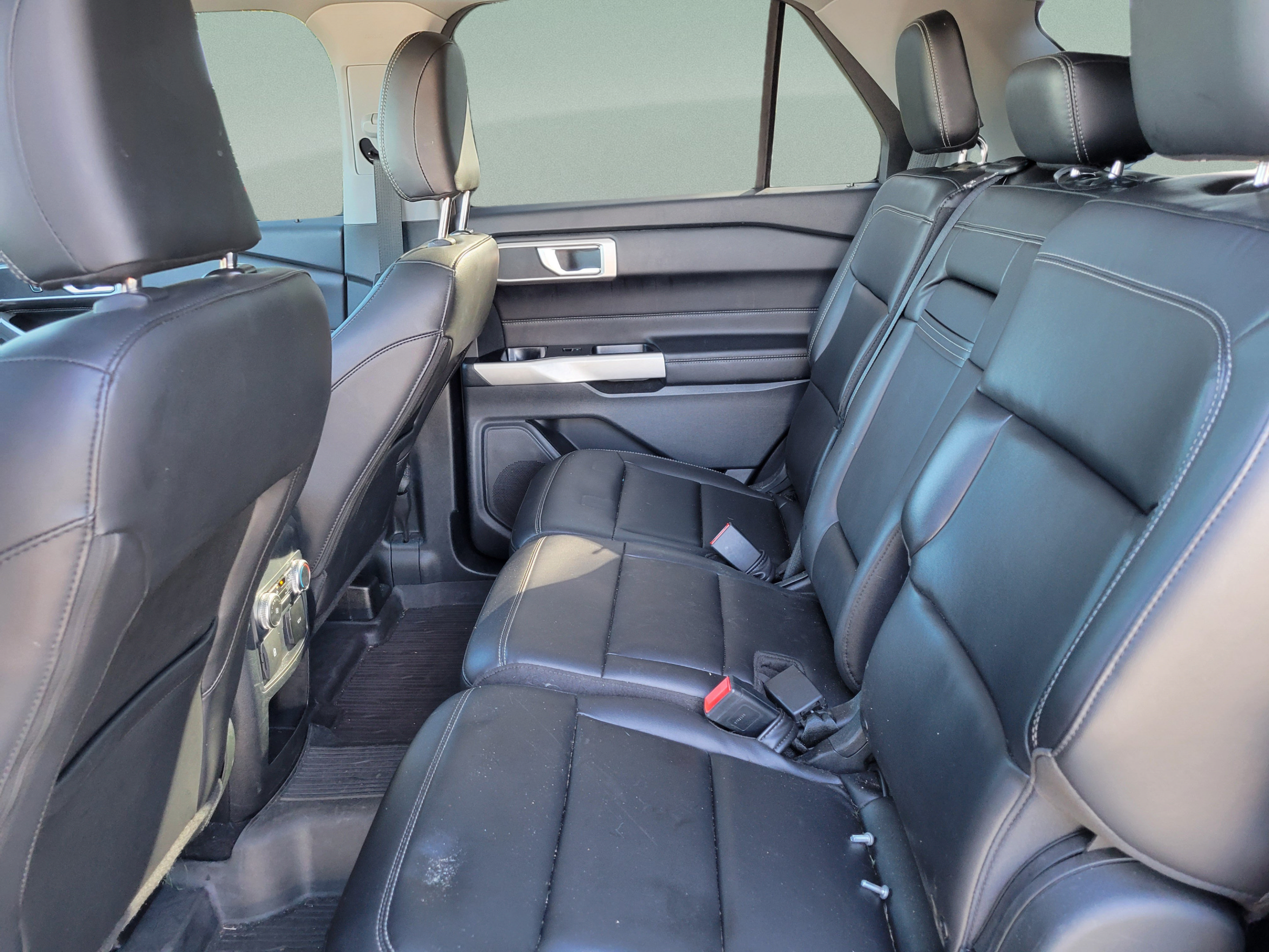 Used 2021 Ford Explorer XLT w/ Equipment Group 202A RWD image 6