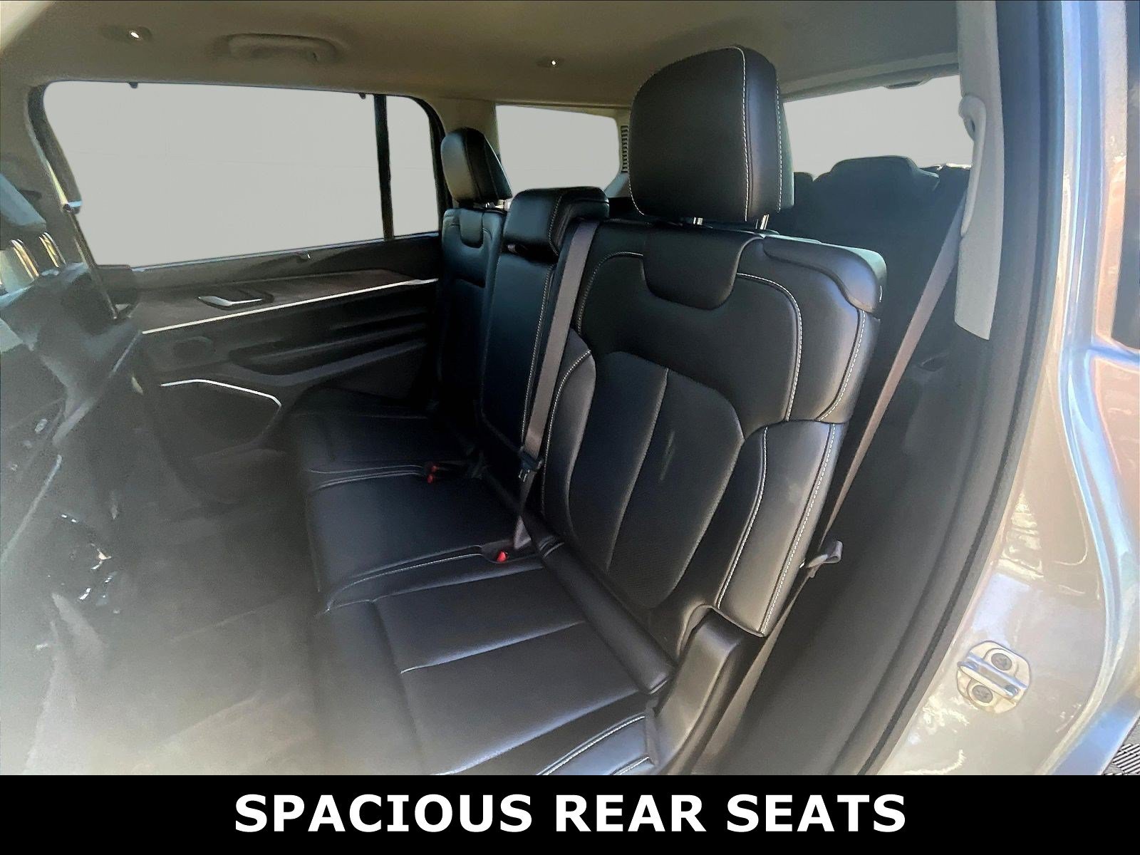Used 2023 Jeep Grand Cherokee L Limited w/ Luxury Tech Group II AWD/4WD image 3