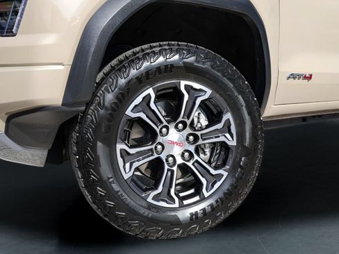 Used 2023 GMC Canyon AT4 w/ AT4 Premium Package AWD/4WD image 4