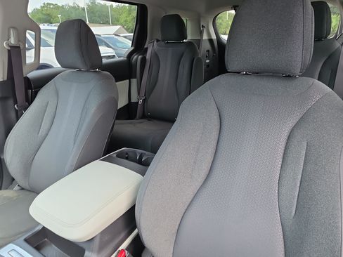 Certified 2024 Kia Carnival LX FWD image 21