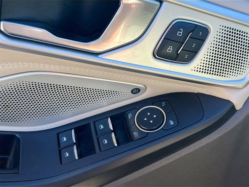 Used 2020 Ford Explorer Platinum w/ Premium Technology Package image 18