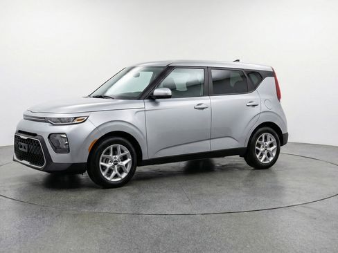 Used 2025 Kia Soul LX w/ LX Technology Package FWD image 3