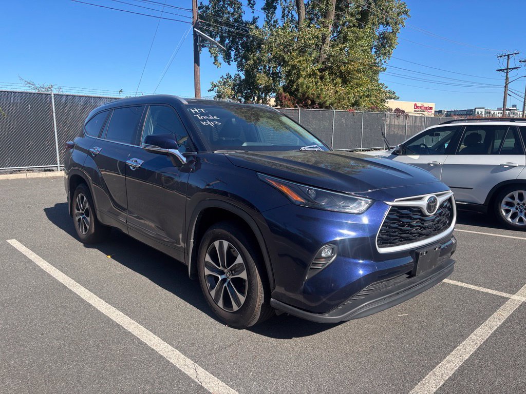 Used 2025 Toyota Highlander XLE AWD/4WD image 3