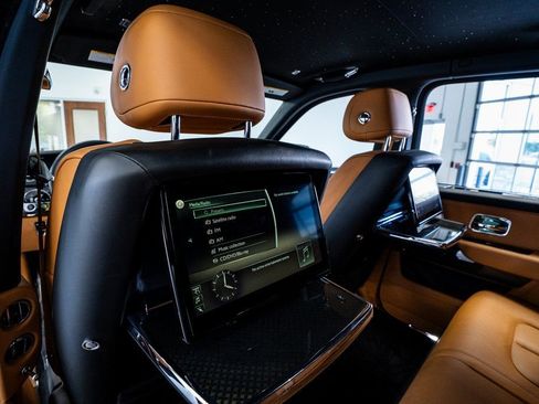 Used 2022 Rolls-Royce Cullinan Black Badge image 55