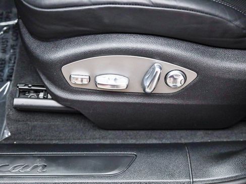 Certified 2025 Porsche Macan AWD/4WD image 22