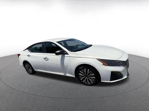 Used 2025 Nissan Altima 2.5 SV FWD image 2