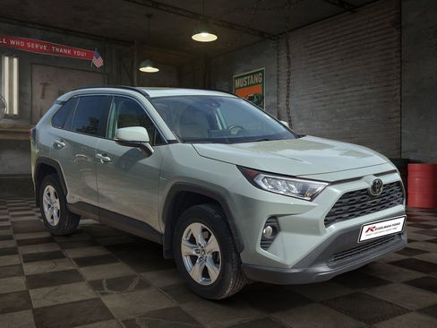Used 2021 Toyota RAV4 XLE w/ Convenience Package image 2