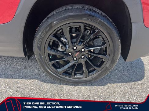 Used 2024 GMC Terrain SLT w/ Tech Package FWD image 9