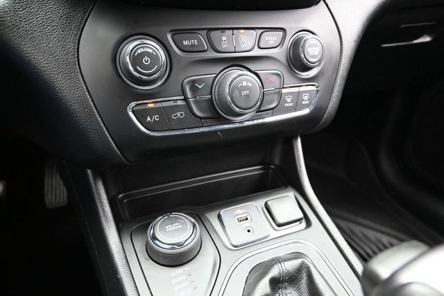Used 2020 Jeep Cherokee Latitude Plus w/ Cold Weather Group AWD/4WD image 42