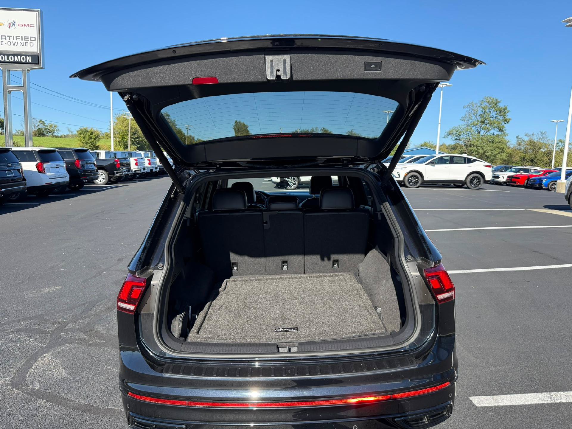 Used 2022 Volkswagen Tiguan SE R-Line AWD/4WD image 12
