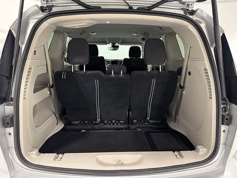 Used 2023 Chrysler Voyager LX FWD image 8