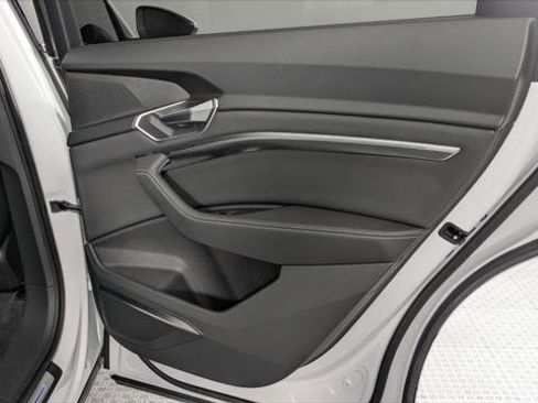 Used 2022 Audi e-tron Premium Plus w/ Premium Plus Package image 19