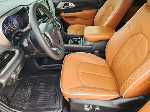 Used 2025 Chrysler Pacifica Pinnacle FWD image 16