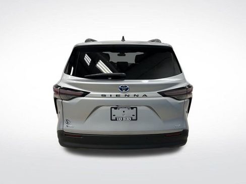 Used 2025 Toyota Sienna XLE image 13