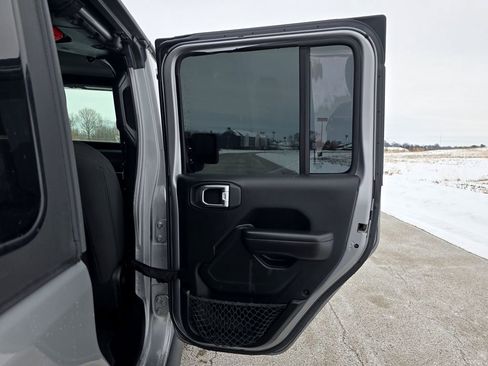 Used 2018 Jeep Wrangler Unlimited Sport S image 32